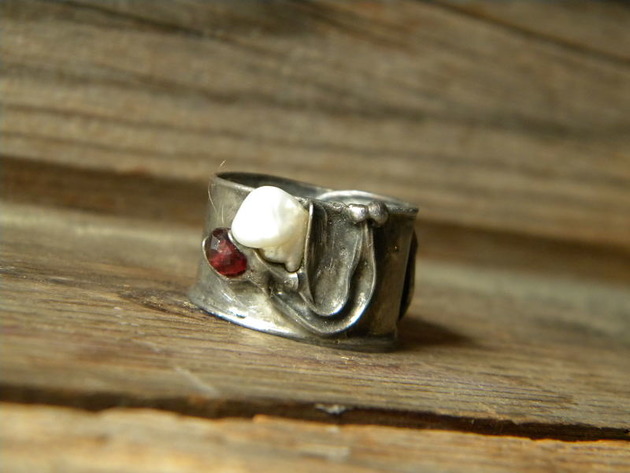 Roman Ancient Ring ;) granat / perła Beata Trotter