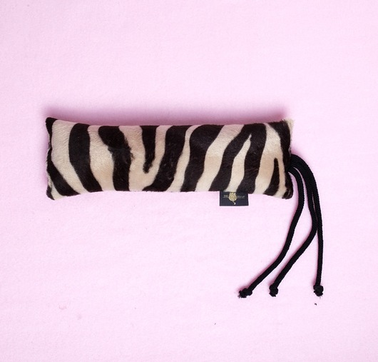 Zabawki dla zwierząt Zabawka dla kota kopacz kick & hug ZEBRA BEŻOWA