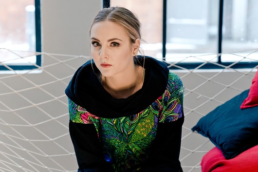 Peacock Print-black, bluza z komino-kapturem OKEE