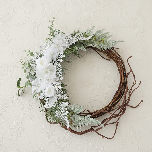 wianki bożonarodzeniowe Asymetryczny wianek z białymi kwiatami (26cm)