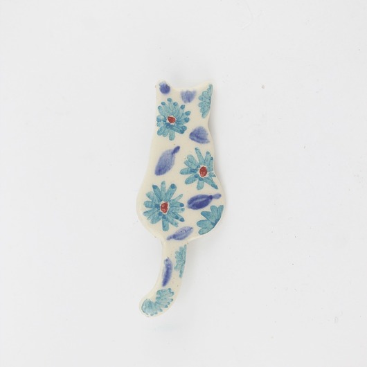 broszki Ceramiczna broszka kot w niebieskie kwiaty