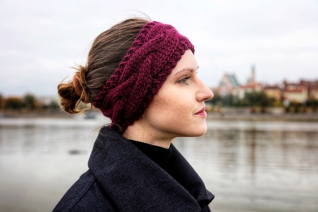 Fioletowa wełniana opaska warkoczowa Holy Alpaca Knit
