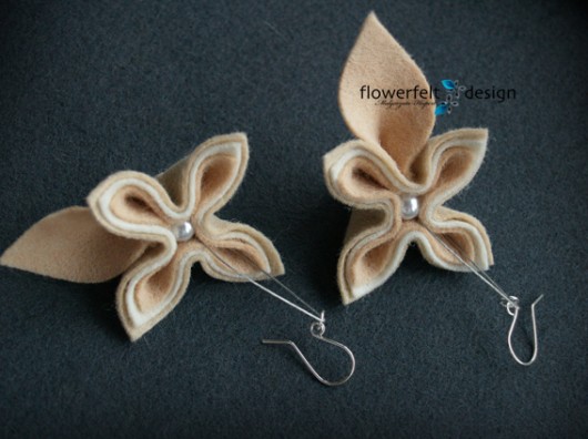 Beżowe-kolczyki FlowerFelt Design