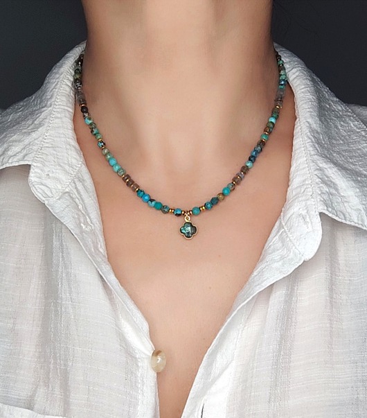 złote naszyjniki Naszyjnik z turkusów z zawieszką koniczynką