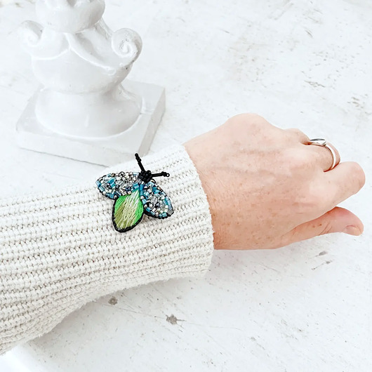 broszki Broszka BZYK 41 ręcznie haftowana przypinka owady koraliki Walentynki