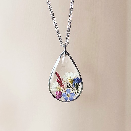 naszyjniki - inne Naszyjnik z żywicy z kwiatami