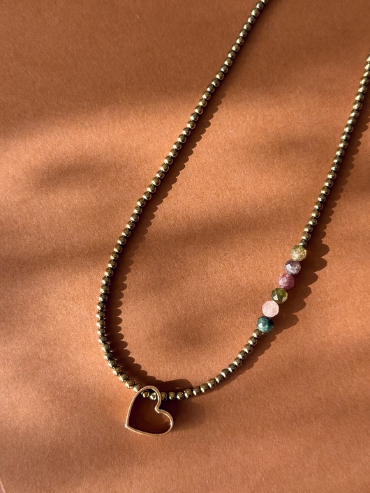 chokery Romantyczny naszyjnik choker z turmalinem i serduszkiem