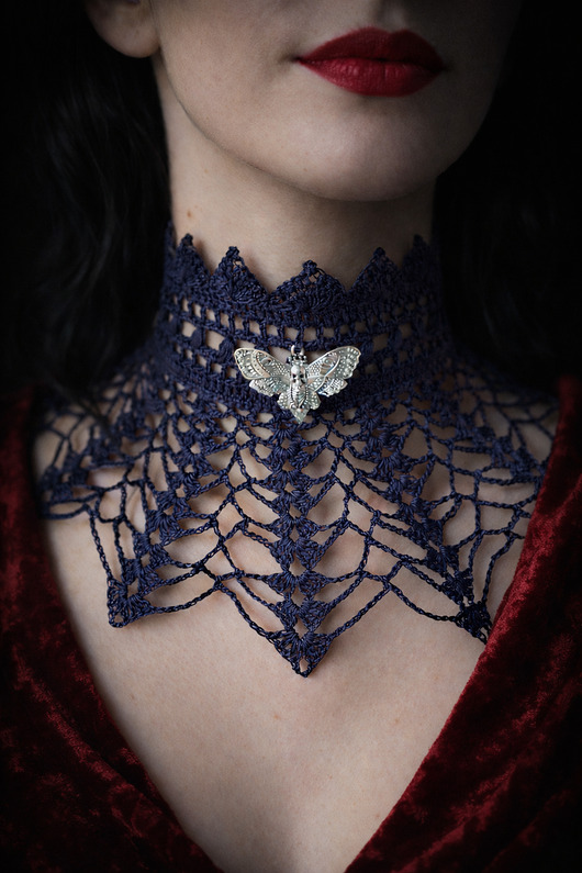 kolie Granatowa kolia pajęczyna ze zmierzchnicą trupią główką