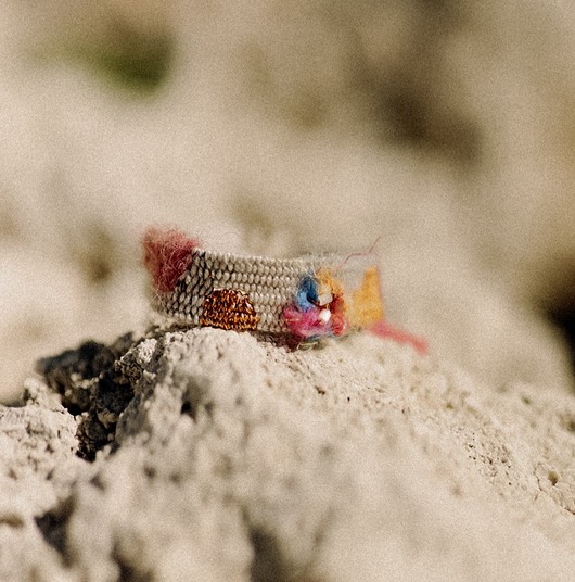 bransoletki na sznurku Ręcznie tkana bransoletka z kwiatuszkiem