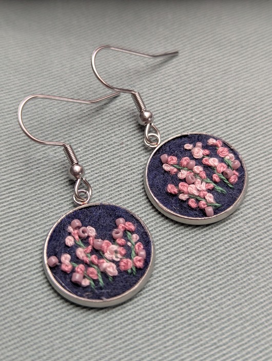 kolczyki - inne Kolczyki wiszące z drobnymi kwiatami i koralikami