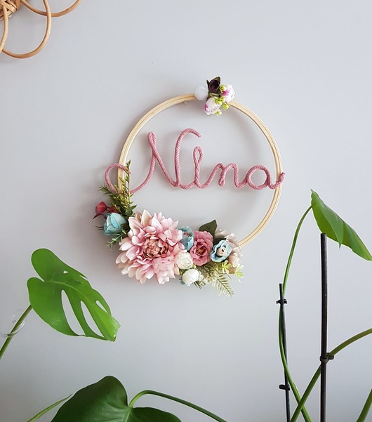 Dekoracja z imieniem. Brudny róż. Kwiaty. Boho. tulimy