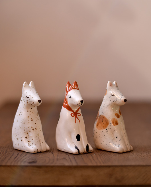 figurki i rzeźby Figurka Nieśmiały Piesek w kapturku