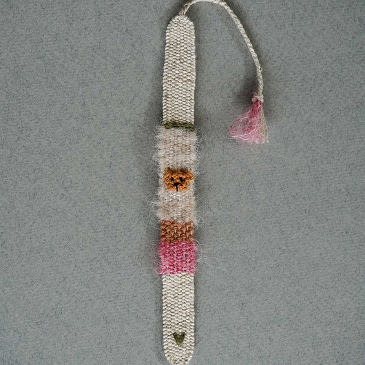 bransoletki na sznurku Bransoletka wykonana na krośnie z haftowanym pieskiem