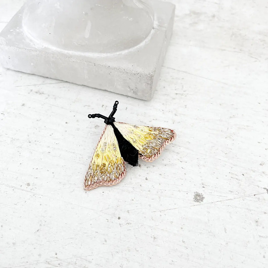 broszki Broszka ĆMA 5 ręcznie haftowana przypinka owady motyle