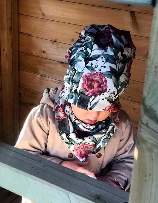 czapki dziecięce Czapka wiosenna dla dziewczynki w kwiaty piwonie