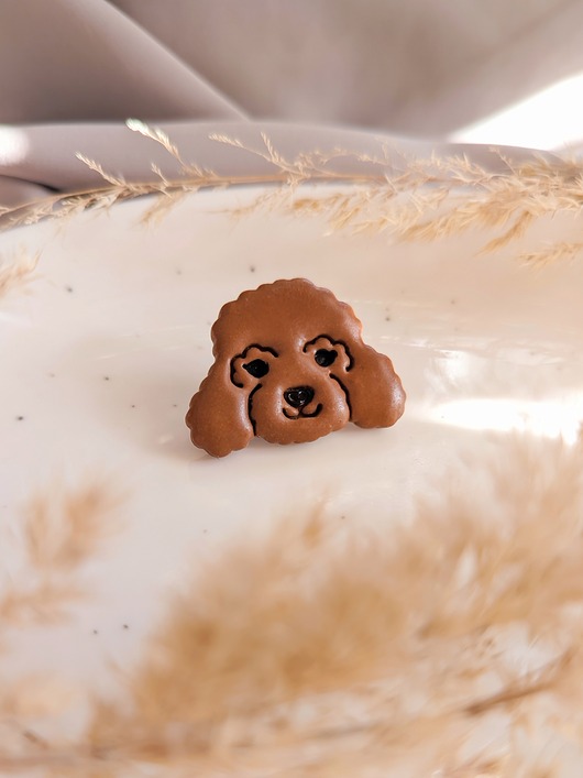 przypinki Pin przypinka z pudlem broszka z wizerunkiem pudla, pies pudel