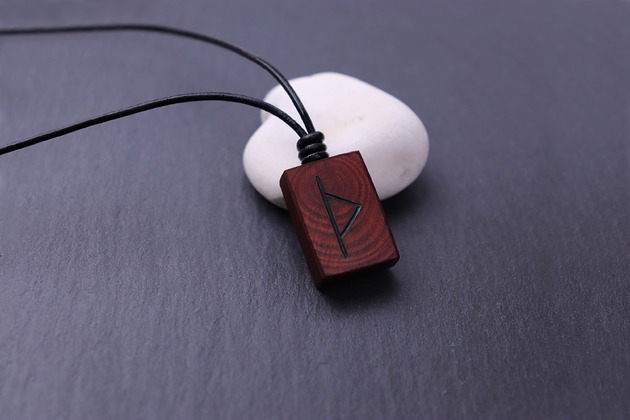 biżuteria męska Naszyjnik z runą Wikingów-  amulet runiczny z drewna