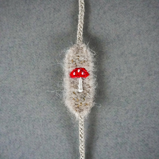 bransoletki - inne Bransoletka tkana i haftowana ręcznie - muchomorek