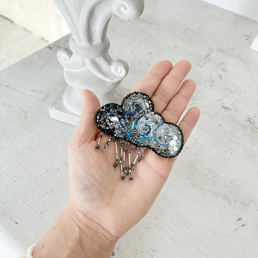 broszki Broszka CHMURKA 3 ręcznie haftowana przypinka koraliki