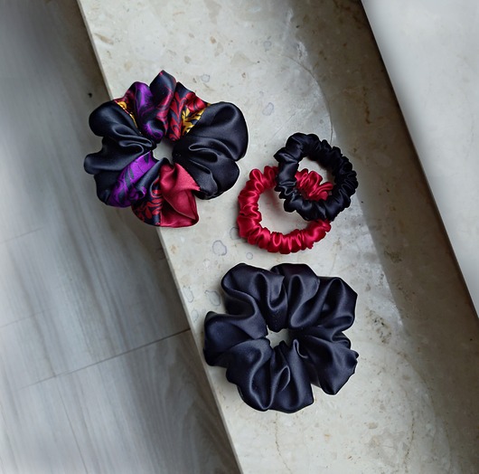 gumki do włosów Kolor i czerń 2 - zestaw czterech jedwabnych scrunchie