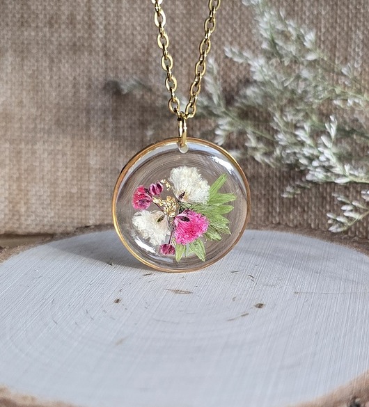 wisiory Łąka kwiatowa różowa zawieszka złoty wisiorek kwiaty żywica