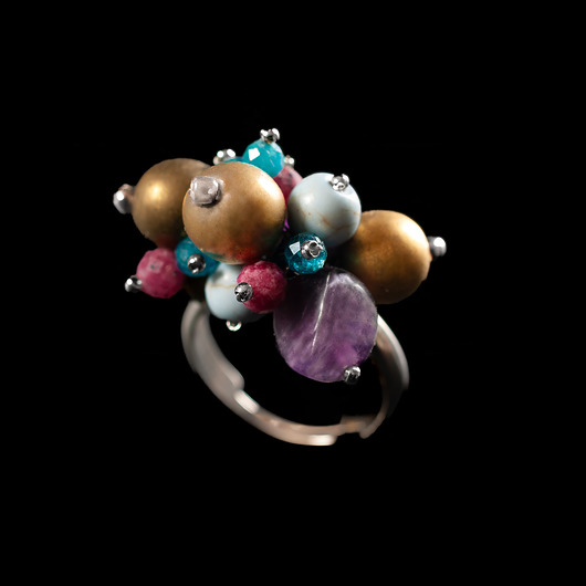 pierścionki srebrne Pierścionek z ametystem, rubinem i apatytem.[ŁP15]