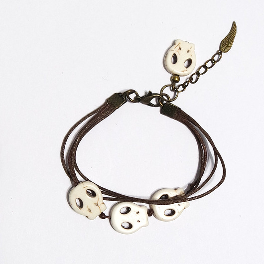 bransoletki - inne Bransoletka - Czaszki - brązowa, sznureczki