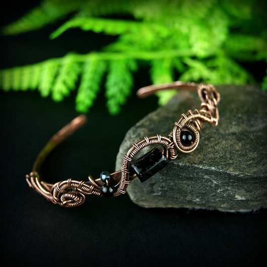 bransoletki wire wrapping Miedziana bransoleta cuff z turmalinem i onyksem