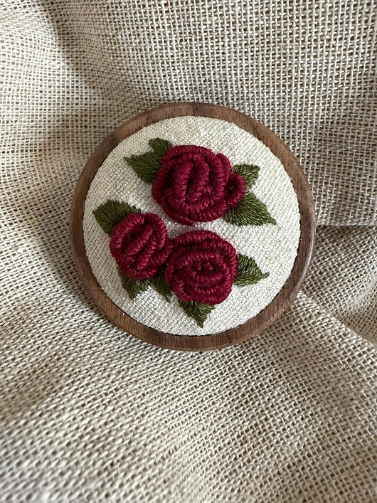 broszki Ręcznie haftowana broszka "Bukiet róż"