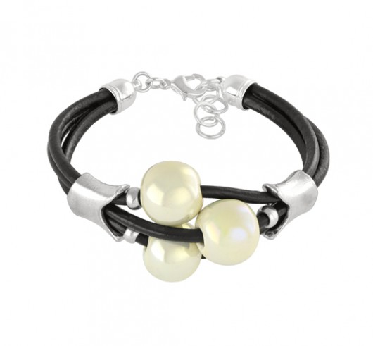 3 balls - black & cream. M A N D A L A