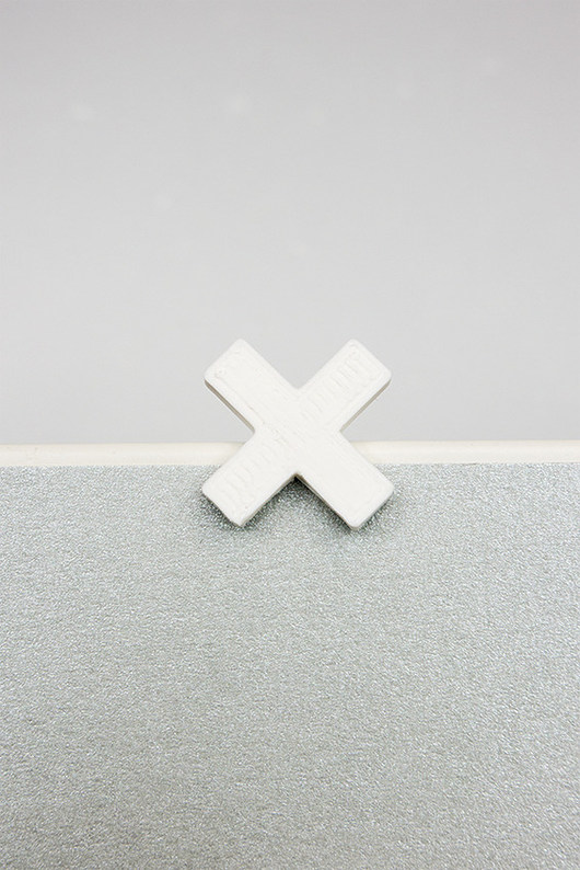 XO - Kolczyk Biały - X Paula Szarejko