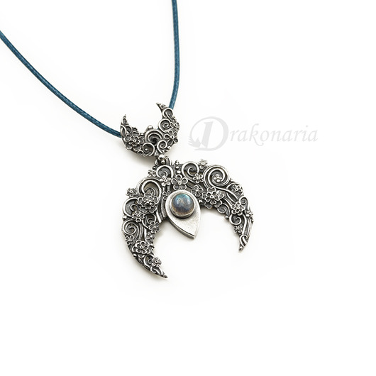 wisiory Lunula w kwiatach - labradoryt