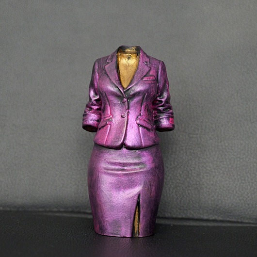 figurki i rzeźby Rzeźba kobieta w fioletowym kostiumie wys. 12 cm