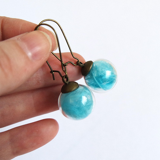 kolczyki szklane Jasno niebieskie pióra - kolczyki wiszące brąz