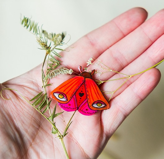 przypinki Przypinka ćma patrzałka malinowa