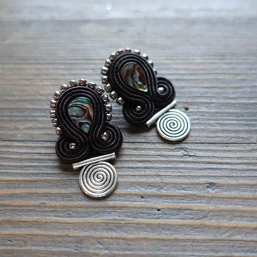 Małe czarne z muszlą paua- kolczyki soutache Mró Soutache