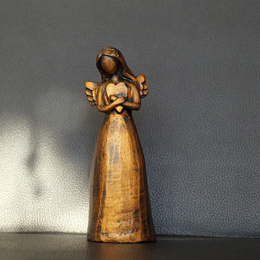 figurki i rzeźby Rzeźba złoty Anioł ze złotym sercem wys. 13 cm