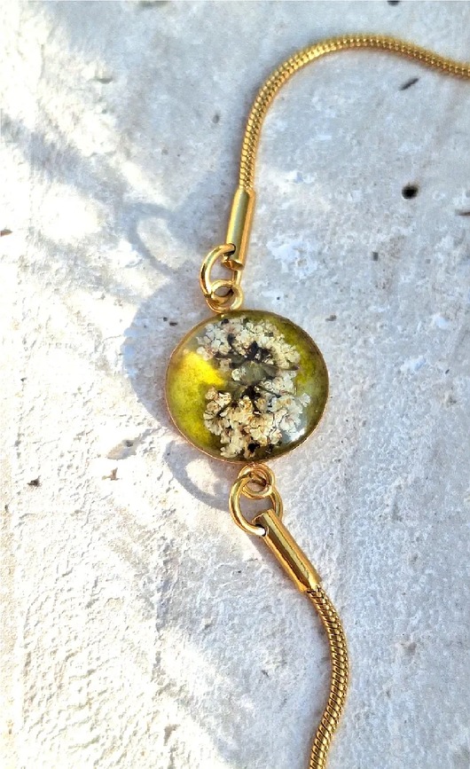 bransoletki z żywicy Bransoletka z kwiatami dzikiej marchwi