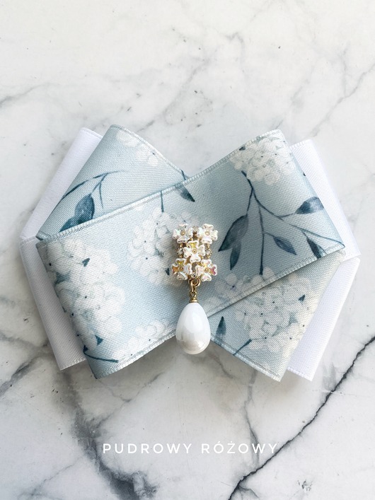 broszki Brosza z delikatną ozdobą z kwiatkami i z perłą