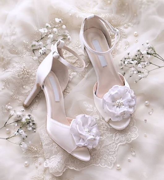 czółenka damskie Białe szpilki ślubne z kwiatem - Flower Venus, buty ślubne