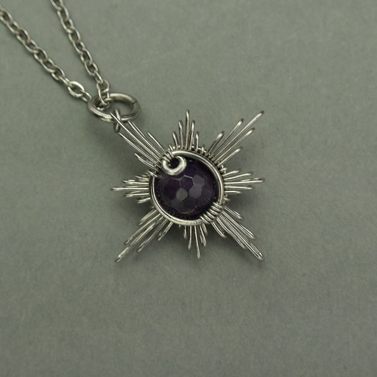 wisiory Mały wisiorek róża wiatrów fioletowy ametyst wire wrapping