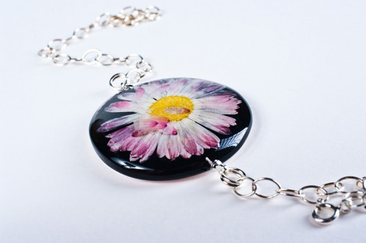 Bransoletka ze stokrotką w żywicy So Jewelry