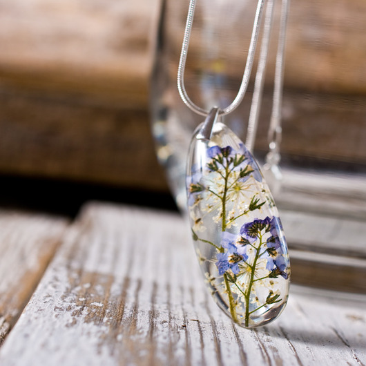 Naszyjnik z niezapominajkami w żywicy So Jewelry