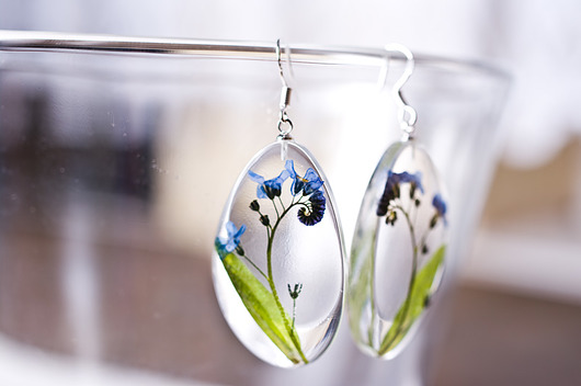 Kolczyki z niezapominajkami w żywicy So Jewelry
