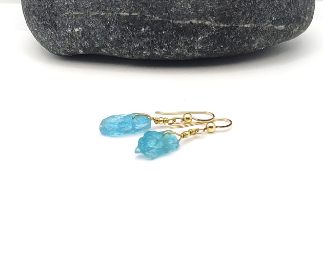 kolczyki pozłacane Surowy apatyt - kolczyki pozłacane