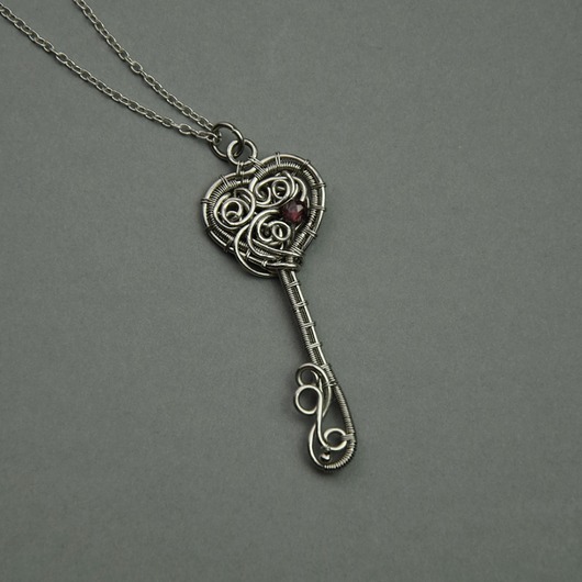 wisiory Wisiorek klucz serce z granatem wire wrapping kluczyk