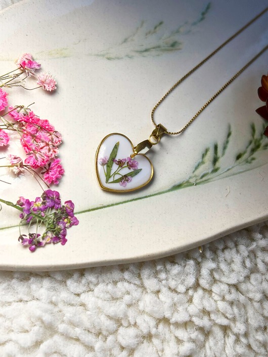 złote naszyjniki Piękny naszyjnik z kwiatami zamkniętymi w żywicy