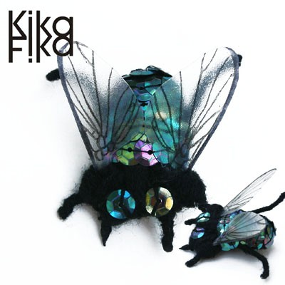 elagancka mucha BZZZzzz Kika Fika