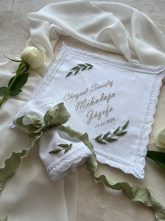 szatki, ubranie na chrzest Haftowana szatka z okazji chrztu świętego
