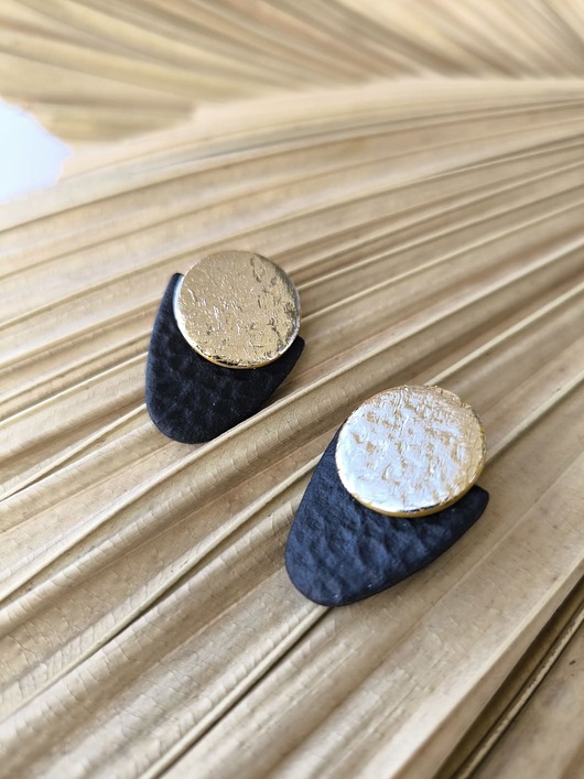 kolczyki z masy plastycznej Geometryczne kolczyki LEATHER ze złotkiem